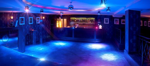 Club / Lounge Partyraum nahe dem S-Bahnhof Friedrichstraße in Berlin Mitte zum Mieten mit Bartresen, Tanzfläche und Loungeecke.