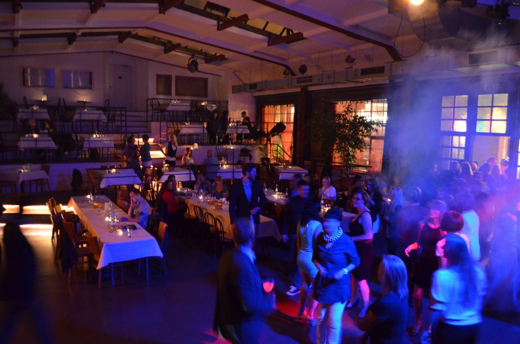 Eventlocation-mit-Industrie-Loft-Charakter-Fabrik-Flair-Party