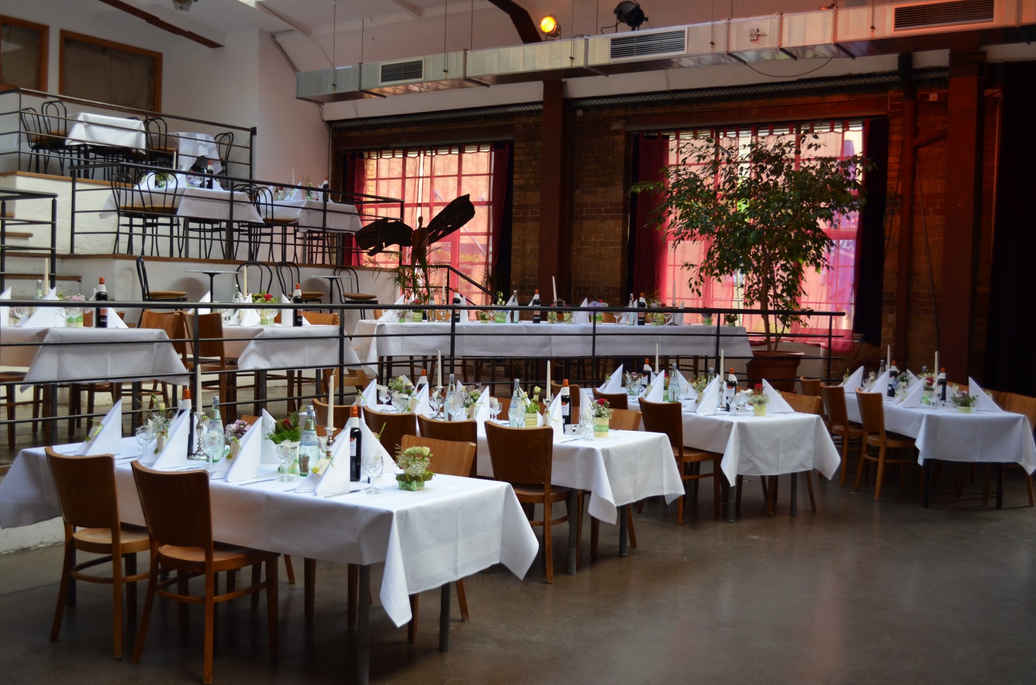 Eventlocation-mit-Industrie-Loft-Charakter-Fabrik-Flair-großerSaal ... Eventlocation-mit-Industrie-Loft-Charakter-Fabrik-Flair-großerSaal ...