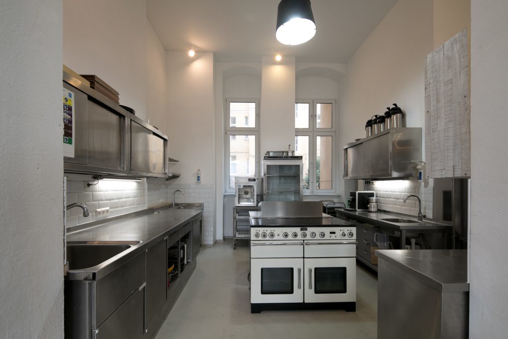 <br />
<b>Deprecated</b>:  Function get_magic_quotes_gpc() is deprecated in <b>/www/htdocs/w00d7293/partyraum-berlin-mitte/wp-includes/formatting.php</b> on line <b>4387</b><br />
Tolle Location in Charlottenburg zur Selbstversorgung mit Küche_All inclusive_Kochschule zur miete (5-30 Personen) Charlottenburg_02