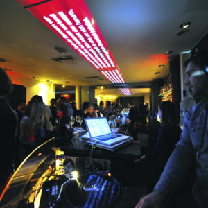 DJ und Tanzfläche unserer Cocktailbar in Wilmersdorf