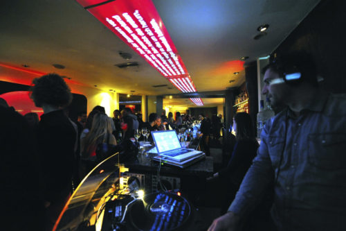 DJ und Tanzfläche unserer Cocktailbar in Wilmersdorf