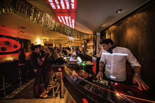 DJ und Tanzfläche unserer Cocktailbar in Wilmersdorf